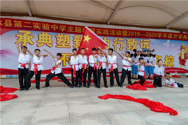 吴雅婷带娃看欧阳娜娜演奏会，姐弟俩近照曝光，长相神似超可爱